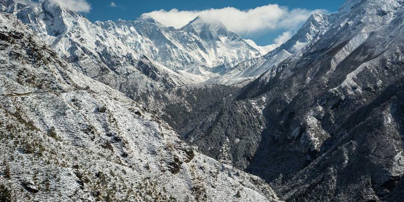 游戏物理引擎进阶：布料模拟与软体碰撞的实时计算